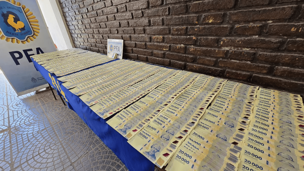 DETUVIERON A UN HOMBRE CON CASI 20 MILLONES DE PESOS FALSOS EN UNA ESTACIÓN DE&nbsp;SERVICIO.