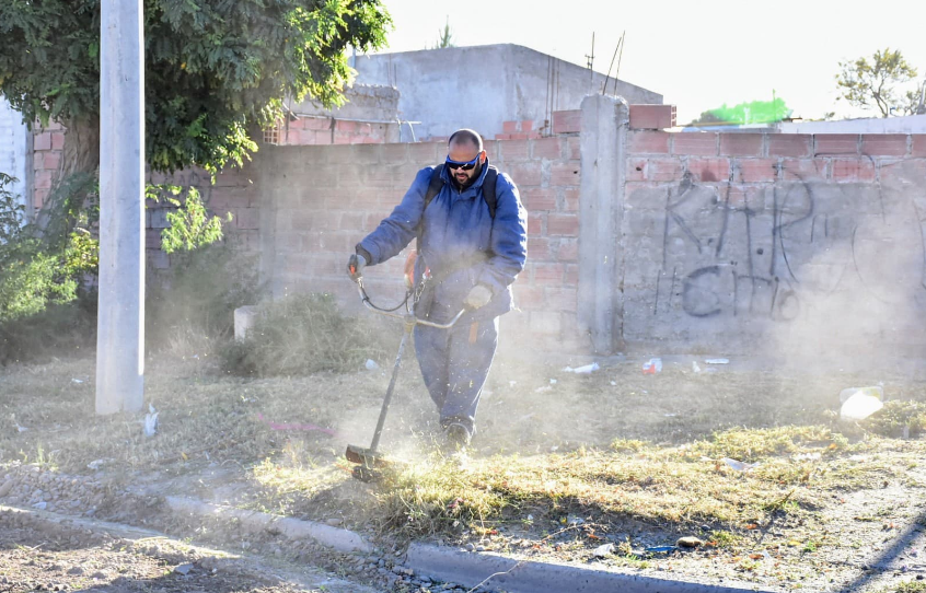 EL MUNICIPIO REALIZA TRABAJOS DE MANTENIMIENTO URBANO EN EL BARRIO&nbsp;SARMIENTO