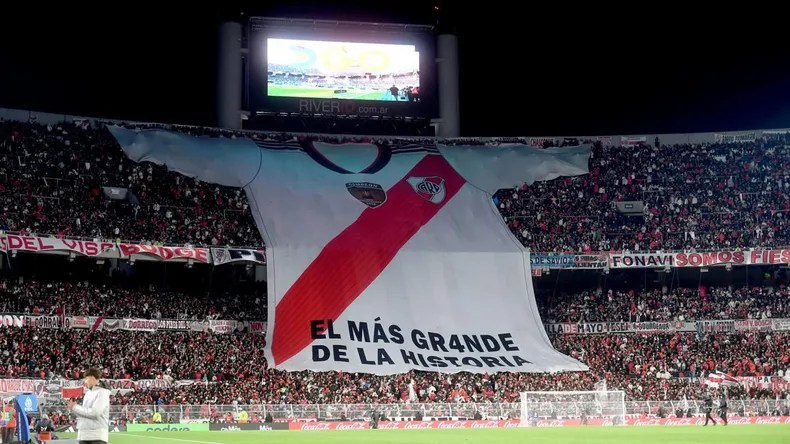 RIVER SE PREPARA PARA EL SUPERCLÁSICO: MÁS DE 50 MIL BANDERAS Y UN MONUMENTAL A PURO ROJO Y&nbsp;BLANCO.