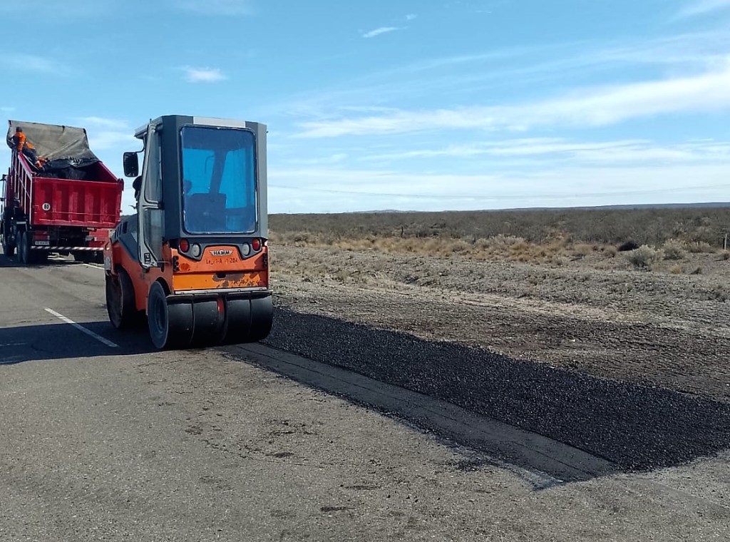 VIALIDAD NACIONAL REALIZA TRABAJOS DE BACHEO EN LA RUTA 25 ENTRE DOLAVON Y 28 DE&nbsp;JULIO.