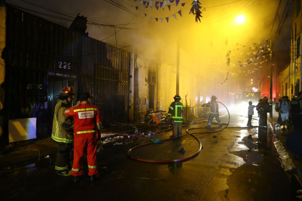INCENDIO DEVASTADOR EN UNA FÁBRICA DE PAÑALES EN LOMAS DEL&nbsp;MIRADOR.