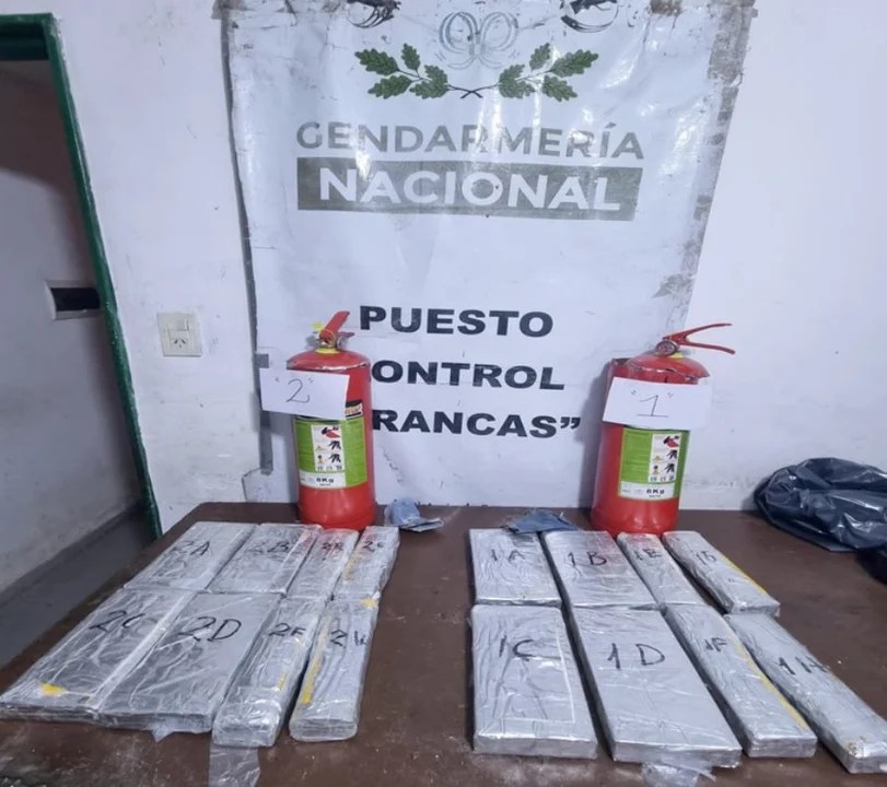 DETIENEN A UN HOMBRE QUE TRANSPORTABA 12 KILOS DE COCAÍNA ESCONDIDOS EN&nbsp;MATAFUEGOS.