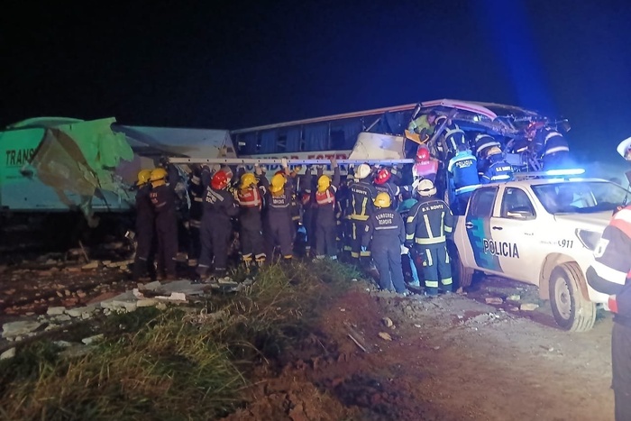 SAN MIGUEL DEL MONTE | CHOQUE FRONTAL ENTRE UN MICRO Y UN CAMIÓN EN RUTA&nbsp;3.