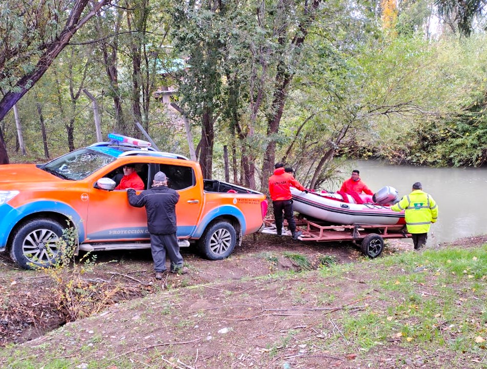 CONTINÚA CON LA BÚSQUEDA DE EMANUEL CENTENO Y REALIZAN RECORRIDAS EN LAS MÁRGENES DEL RÍO&nbsp;CHUBUT.