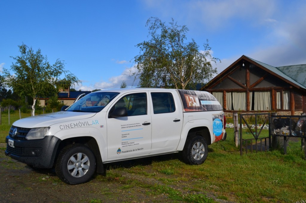 EL GOBIERNO DE CHUBUT CONTINÚA RECORRIENDO EL INTERIOR CON EL CINE&nbsp;MÓVIL.