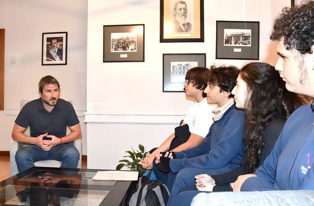 MERINO RECIBIÓ A ESTUDIANTES DEL MARÍA AUXILIADORA POR UN PROYECTO&nbsp;SOLIDARIO.