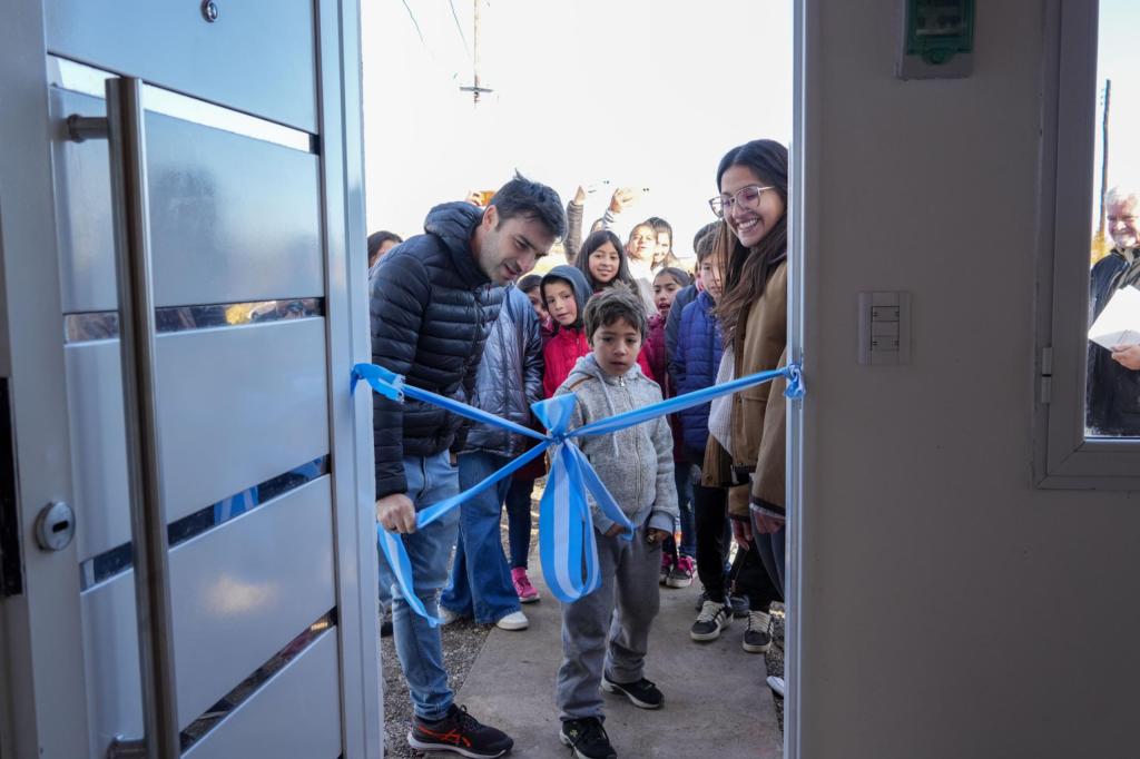TORRES ENTREGÓ VIVIENDAS EN LAGO&nbsp;BLANCO.
