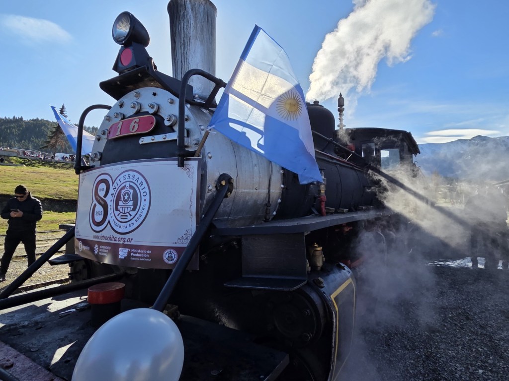 “LA TROCHITA” CELEBRÓ SUS 80 AÑOS EN ESQUEL CON UN ACTO LLENO DE COLOR Y UN VIAJE CARGADO DE&nbsp;PASAJEROS.
