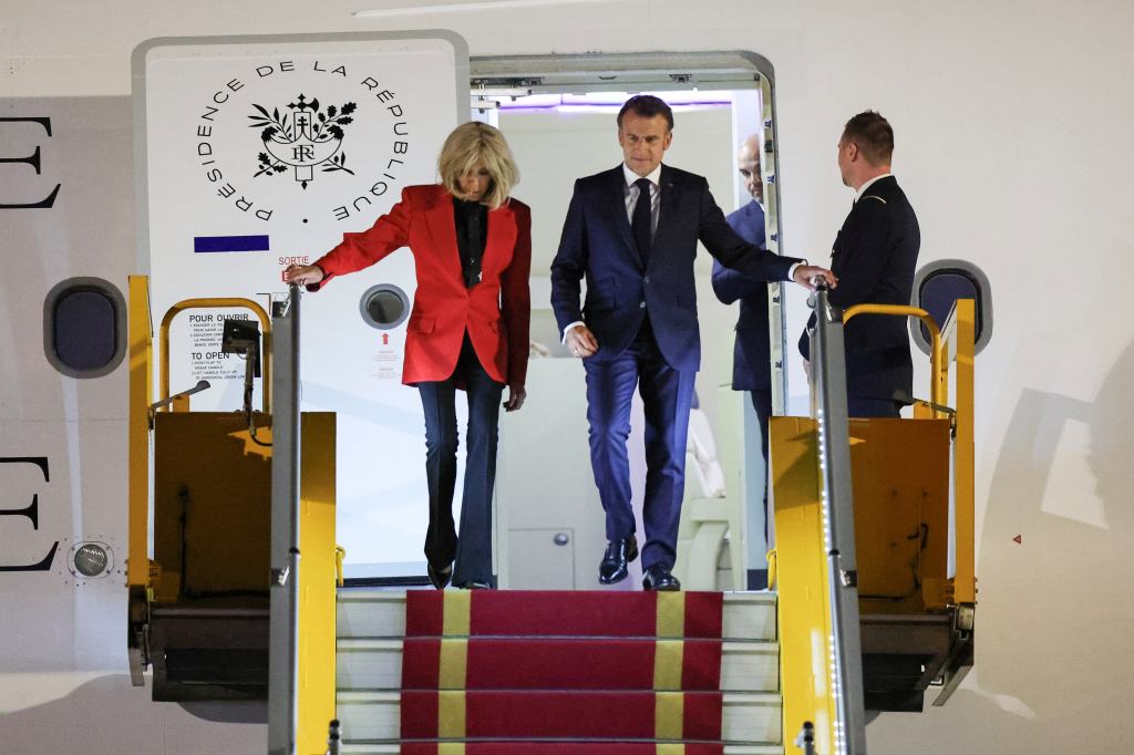 ESCÁNDALO EN FRANCIA: MACRON RECIBIÓ UNA CACHETADA DE SU&nbsp;ESPOSA.