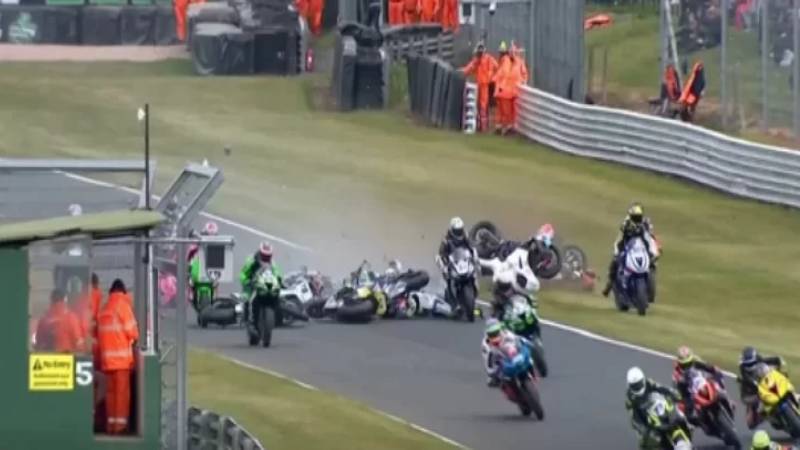 MOTOCICLISMO | DOS PILOTOS MUEREN TRAS UNA MASIVA CAÍDA EN&nbsp;CARRERA.