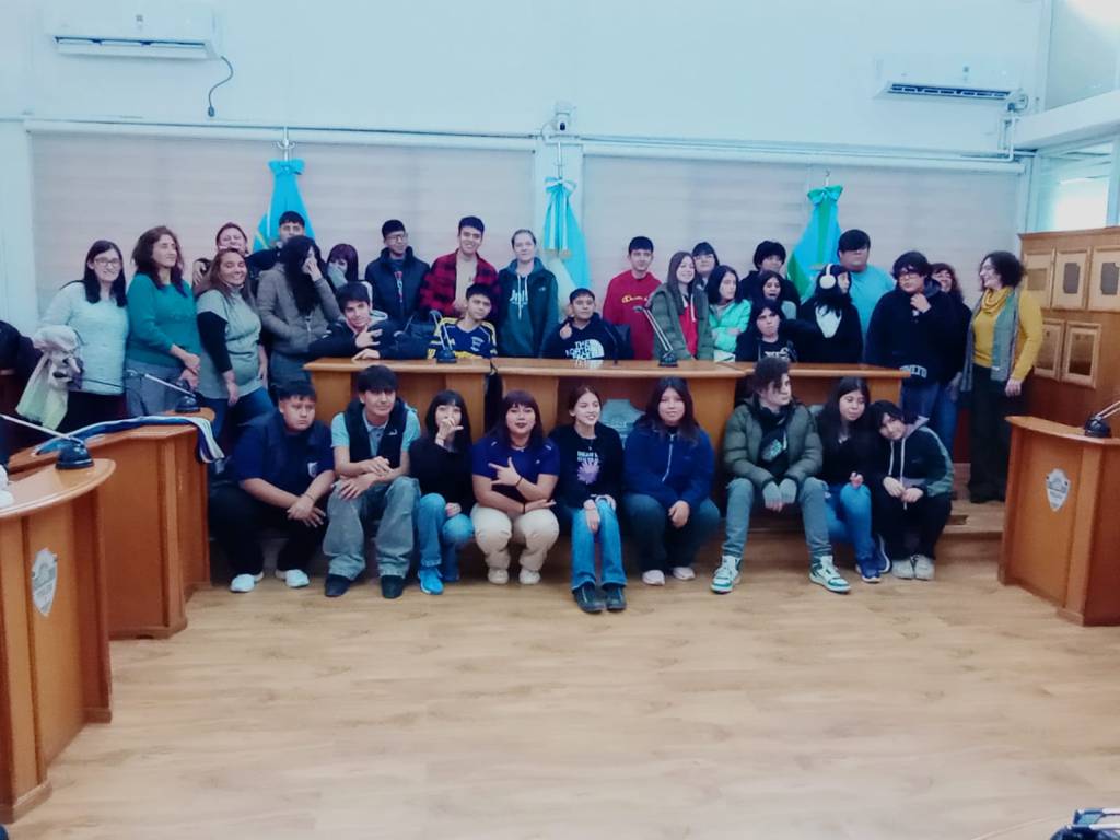 ESTUDIANTES DE BELLAS ARTES VISITARON EL CONCEJO DELIBERANTE DE&nbsp;TRELEW