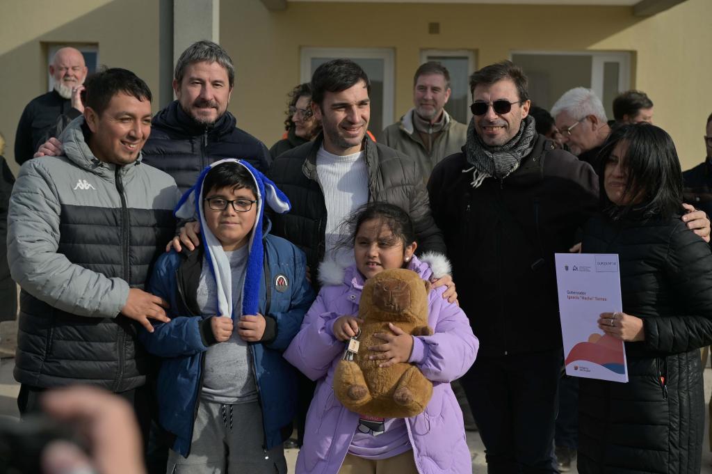 TORRES ENTREGÓ 25 VIVIENDAS EN TRELEW Y ANUNCIÓ QUE LA PROVINCIA FINALIZARÁ EL&nbsp;PRO.CRE.AR.