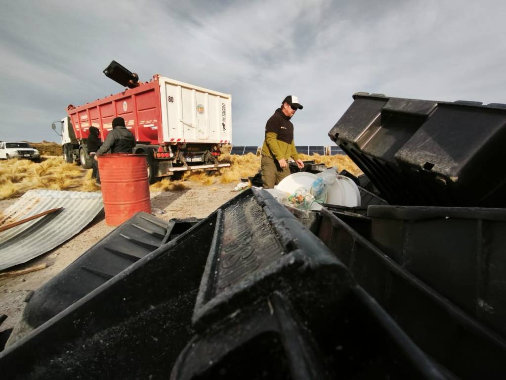 LIMPIEZA COSTERA EN PUNTA TOMBO: RETIRARON 350 CAJONES PESQUEROS Y RESIDUOS&nbsp;PLÁSTICOS