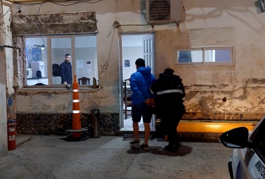 INTENTÓ INGRESAR A UNA VIVIENDA Y FUE APREHENDIDO POR UN POLICÍA FUERA ...