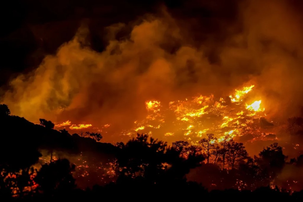 GRECIA | INCENDIOS FORESTALES DEVASTAN CRETA Y OBLIGAN A EVACUACIONES&nbsp;MASIVAS