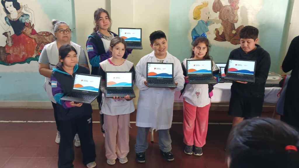 EL GOBIERNO DEL CHUBUT ENTREGÓ UNA NUEVA SALA DE TECNOLOGÍA&nbsp;EDUCATIVA