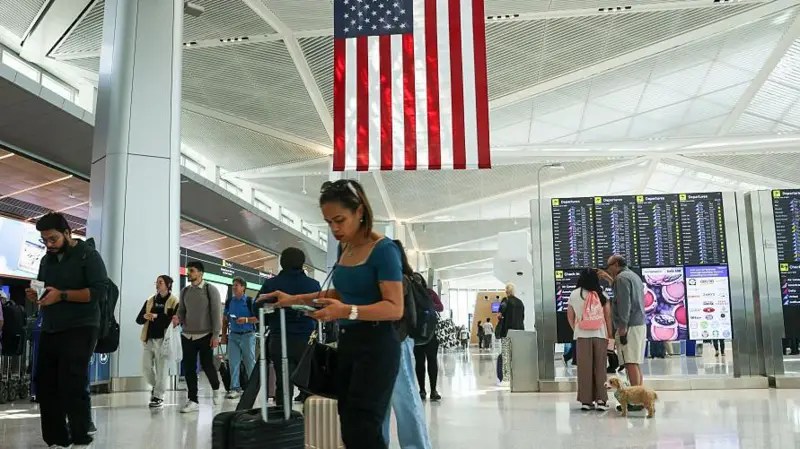 «EE.UU. ESTÁ LLENO»: CÓMO TRUMP LIMITA LA MIGRACIÓN LEGAL MIENTRAS MANTIENE SU OFENSIVA CONTRA&nbsp;INDOCUMENTADOS