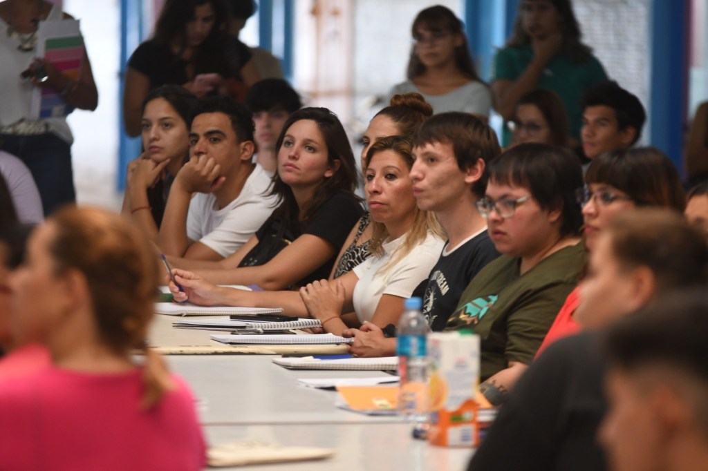 EDUCACIÓN ABRIÓ LA PREINSCRIPCIÓN A CARRERAS DE LOS INSTITUTOS SUPERIORES VIA WHATSAPP CON&nbsp;DINO