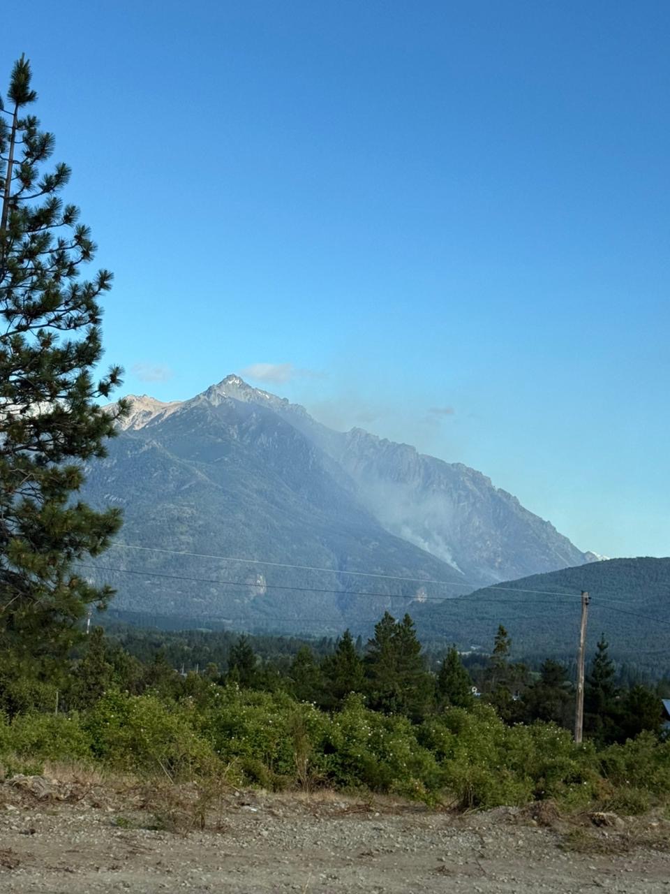 INCENDIO EN EL PEDREGOSO: CON MÁS DE 180 PERSONAS AFECTADAS AL OPERATIVO SE CONTINUÓ COMBATIENDO LAS&nbsp;LLAMAS