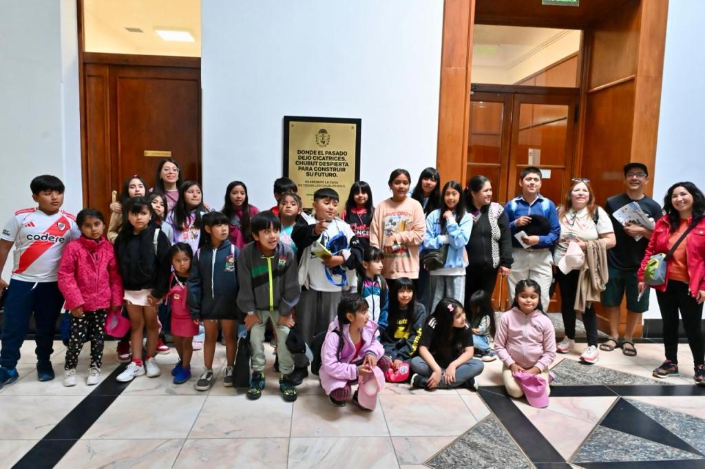 ALUMNOS DE LA ESCUELA 137 COSTA DEL CHUBUT VISITARON LA CASA DE&nbsp;GOBIERNO
