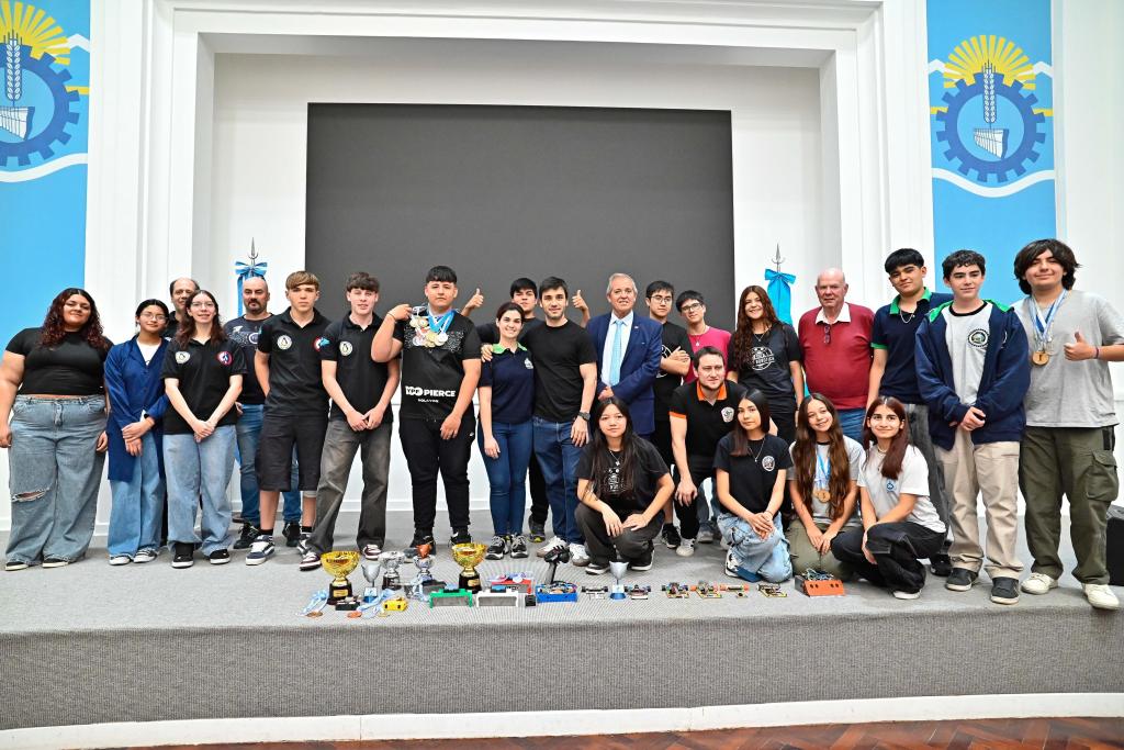 TORRES RECIBIÓ A ESTUDIANTES CHUBUTENSES QUE SE DESTACARON EN LA FINAL NACIONAL DE LA LIGA DE&nbsp;ROBÓTICA