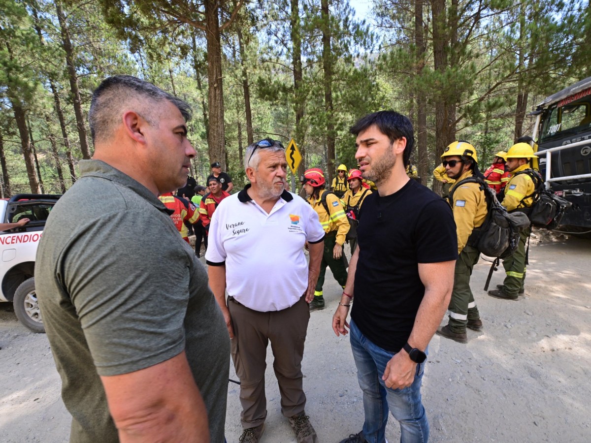 A TORRES SE HIZO PRESENTE EN PUERTO PATRIADA, DONDE SE REGISTRA UN INCENDIO ACTIVO, Y SUPERVISÓ EN TERRENO LAS TAREAS DE COMBATE Y&nbsp;EVACUACIÓN