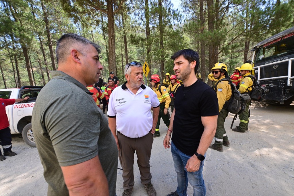 A TORRES SE HIZO PRESENTE EN PUERTO PATRIADA, DONDE SE REGISTRA UN INCENDIO ACTIVO, Y SUPERVISÓ EN TERRENO LAS TAREAS DE COMBATE Y&nbsp;EVACUACIÓN