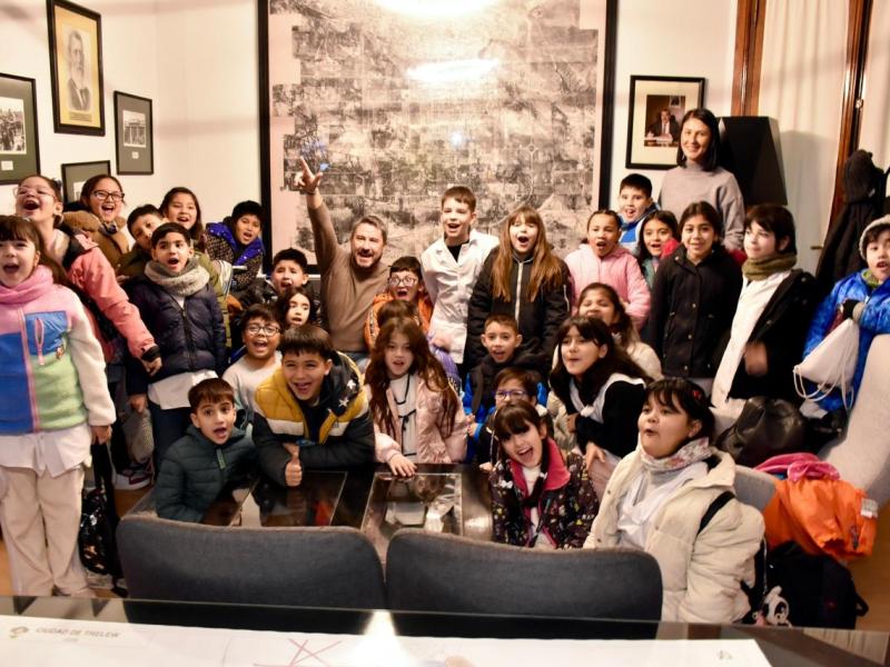 ESTUDIANTES DE LA ESCUELA 189 CONOCIERON EL MUNICIPIO DE TRELEW Y DIALOGARON CON EL INTENDENTE&nbsp;MERINO