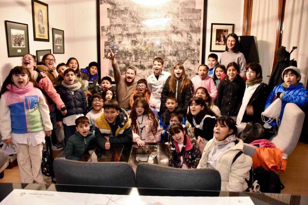 ESTUDIANTES DE LA ESCUELA 189 CONOCIERON EL MUNICIPIO DE TRELEW Y DIALOGARON CON EL INTENDENTE MERINO
