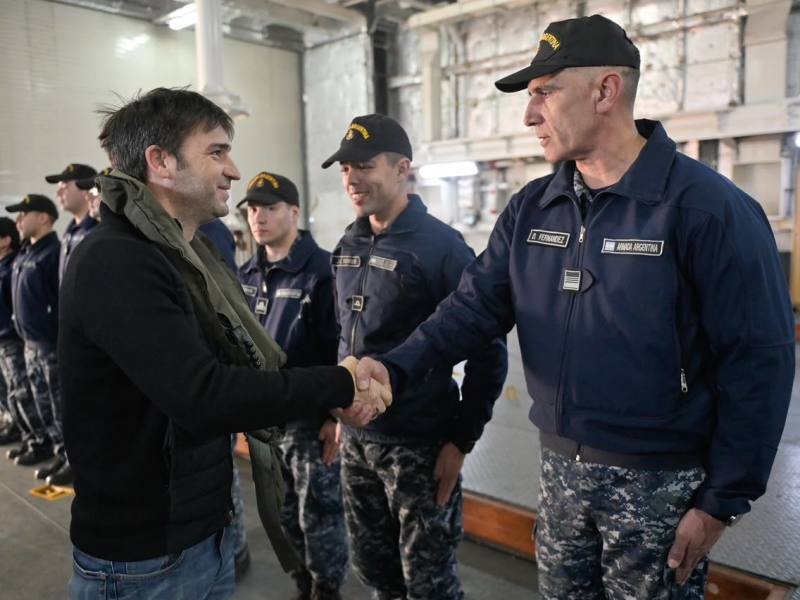 EL ALMIRANTE IRÍZAR VOLVIÓ A PUERTO MADRYN Y TORRES DESTACÓ LA IMPORTANCIA DE «HONRAR A NUESTROS HÉROES Y MANTENER VIVA LA CAUSA&nbsp;MALVINAS»
