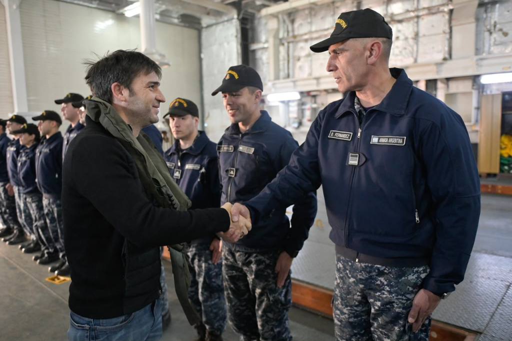 EL ALMIRANTE IRÍZAR VOLVIÓ A PUERTO MADRYN Y TORRES DESTACÓ LA IMPORTANCIA DE «HONRAR A NUESTROS HÉROES Y MANTENER VIVA LA CAUSA MALVINAS»