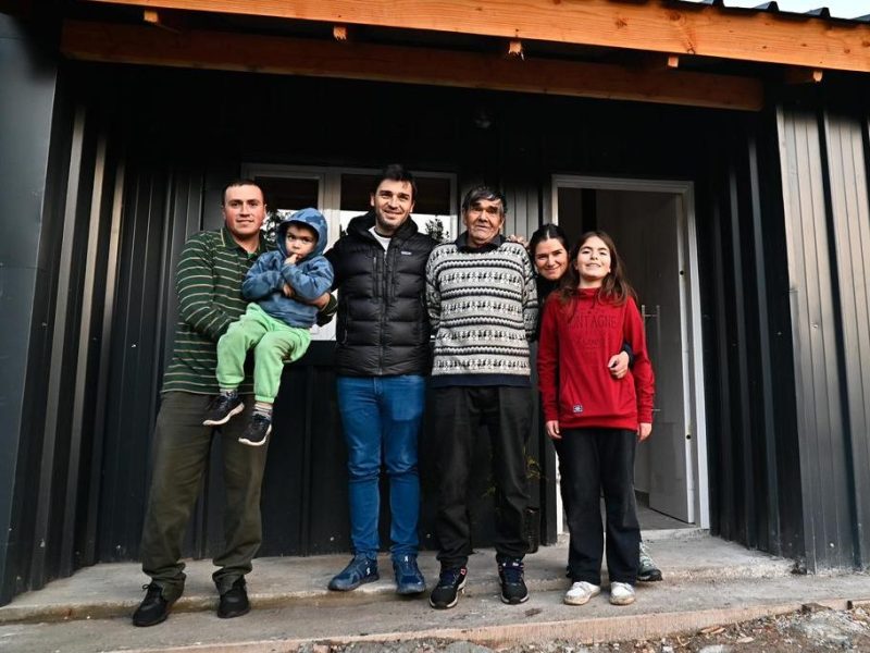 TORRES: “NOS COMPROMETIMOS A TERMINAR ANTES DEL INVIERNO Y HOY LAS FAMILIAS DE EL HOYO VUELVEN A TENER SU&nbsp;HOGAR”