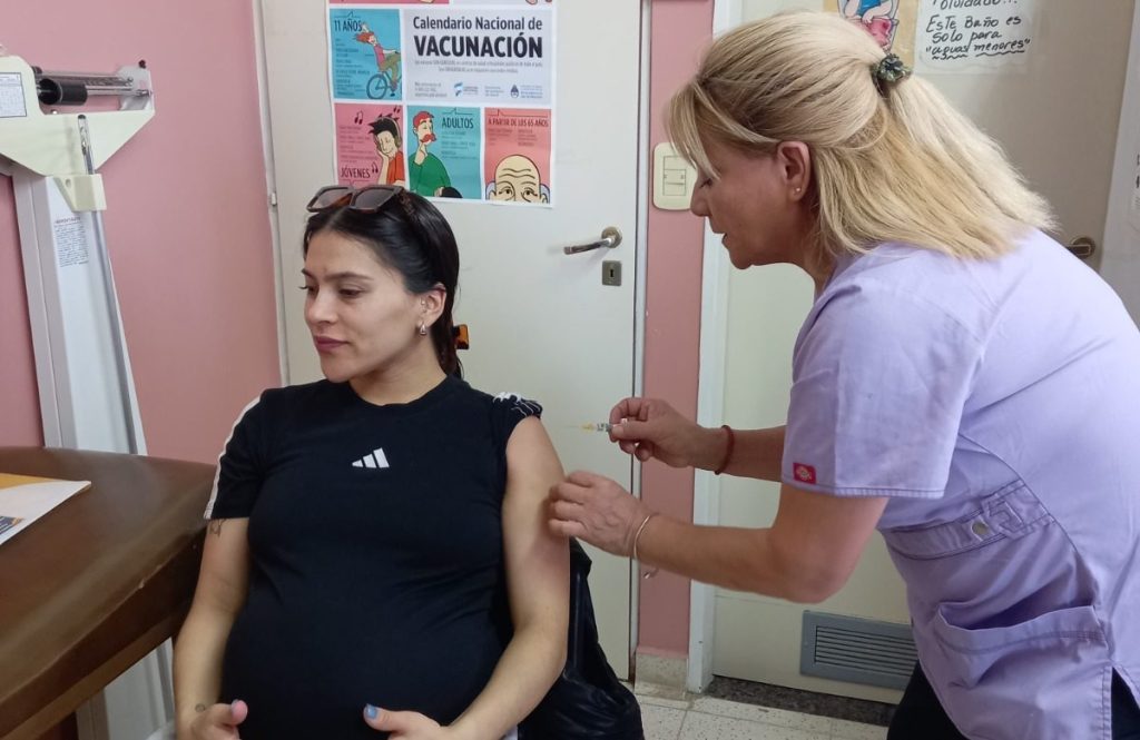 MÁS DE 1.700 EMBARAZADAS SE VACUNARON EN CHUBUT PARA PROTEGER A SUS BEBÉS DE LA BRONQUIOLITIS Y LA&nbsp;NEUMONÍA